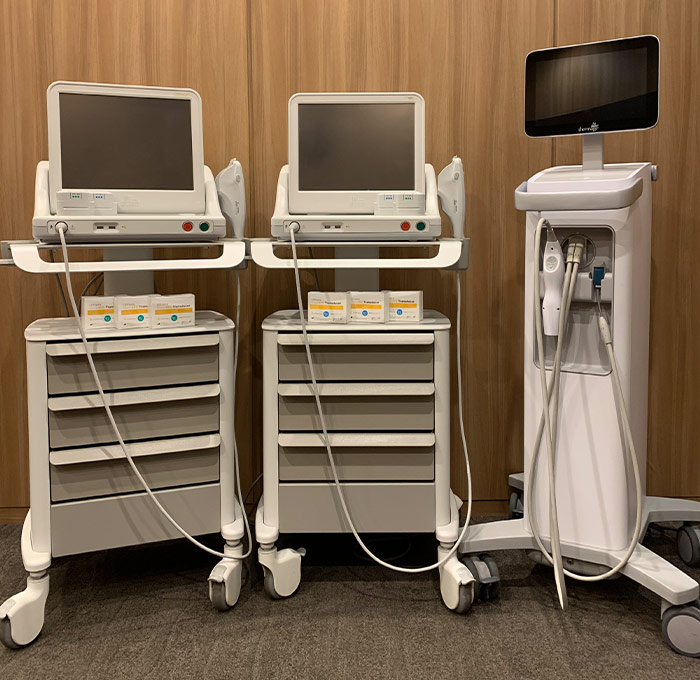 当院で使用している医療機器、ウルセラとサーマクールFLXの写真